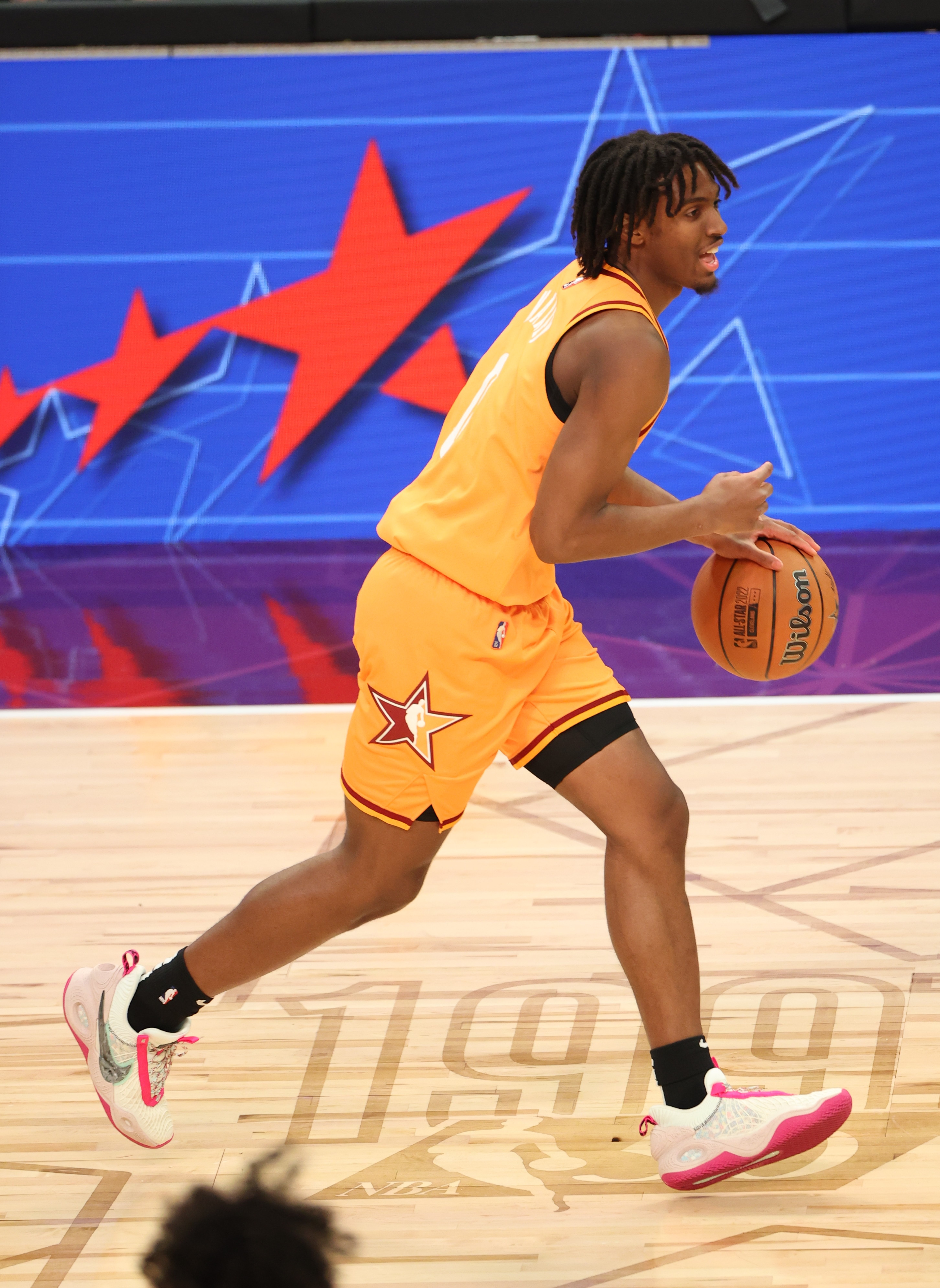 Which basketball shoes Tyrese Maxey wore