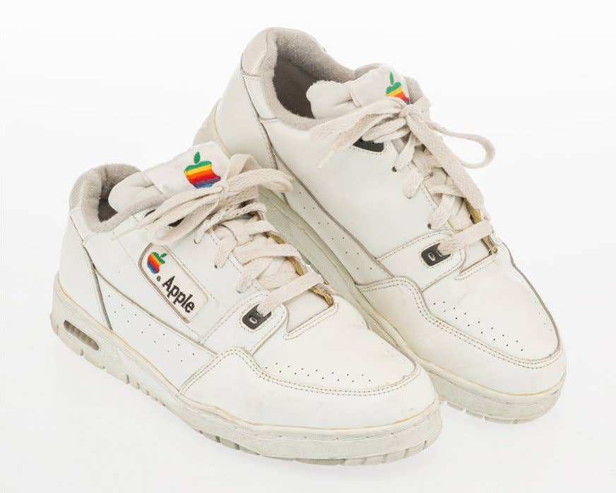 gammelklog Mechanics midler Rare Apple Sneakers Just Sold for Nearly $10,000 | Complex