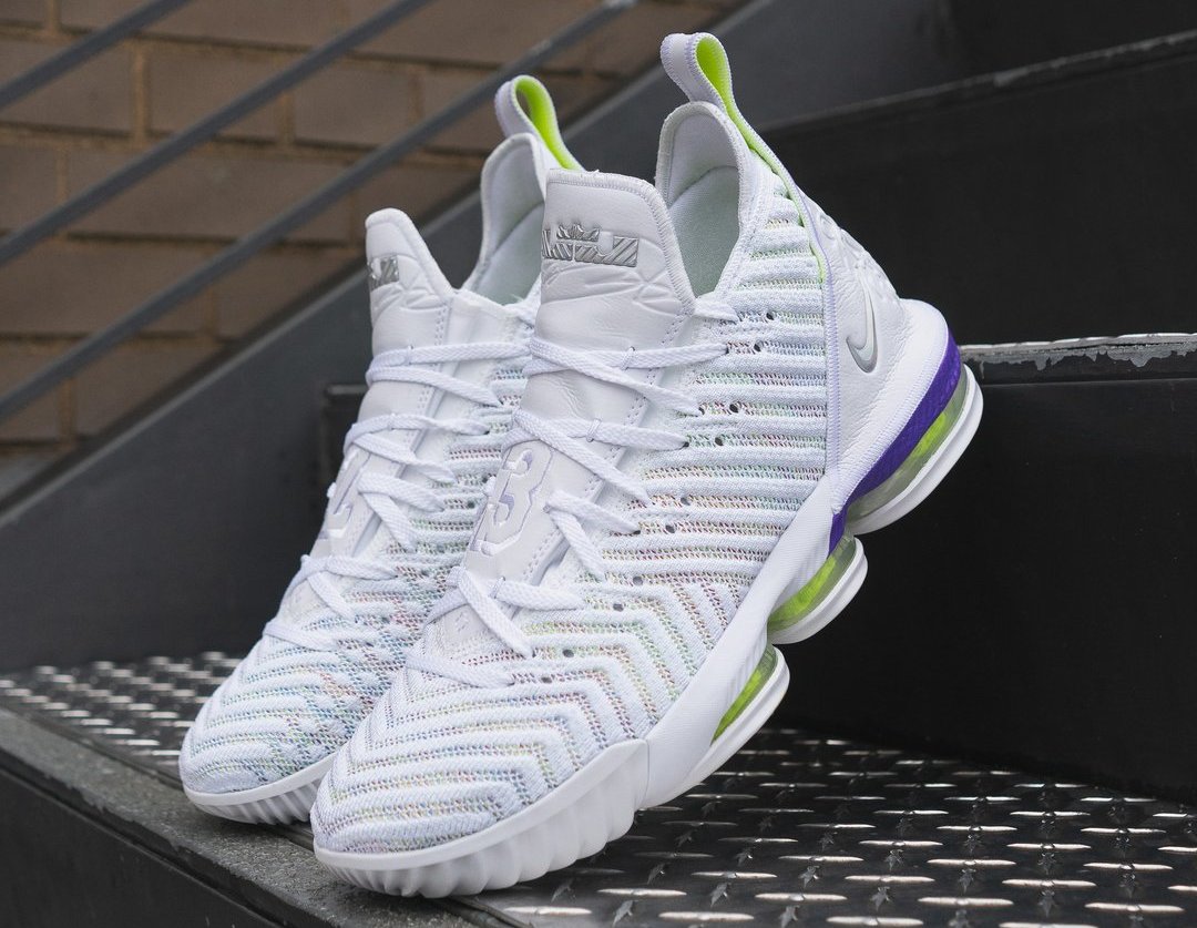 sector sentido bar This Nike LeBron 16 Remind Sneakerheads of Buzz Lightyear | Complex
