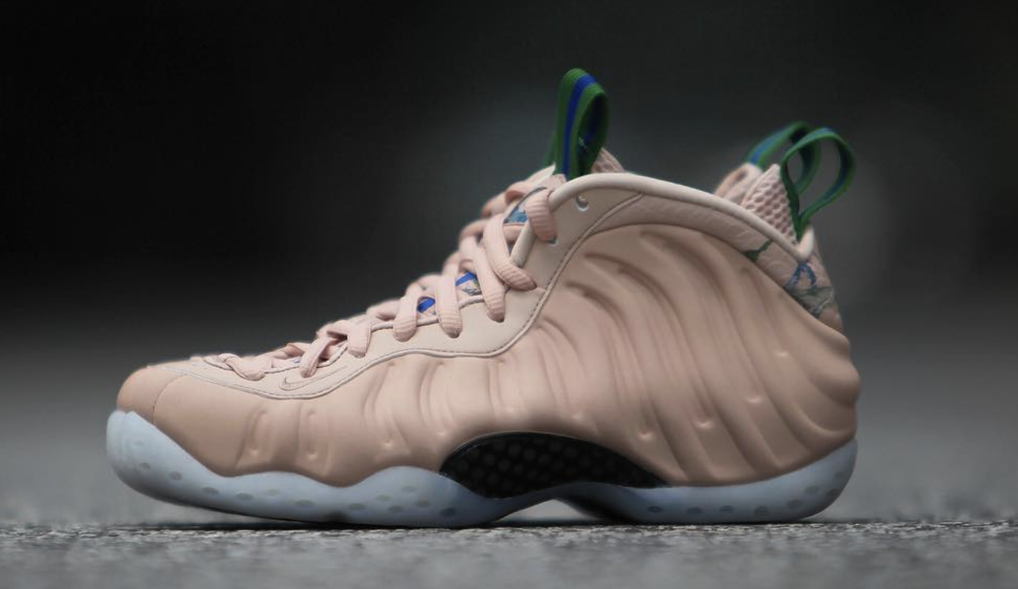 WMNS Nike Air Foamposite One &#x27;Particle Beige&#x27; AA3693 200 (Lateral)