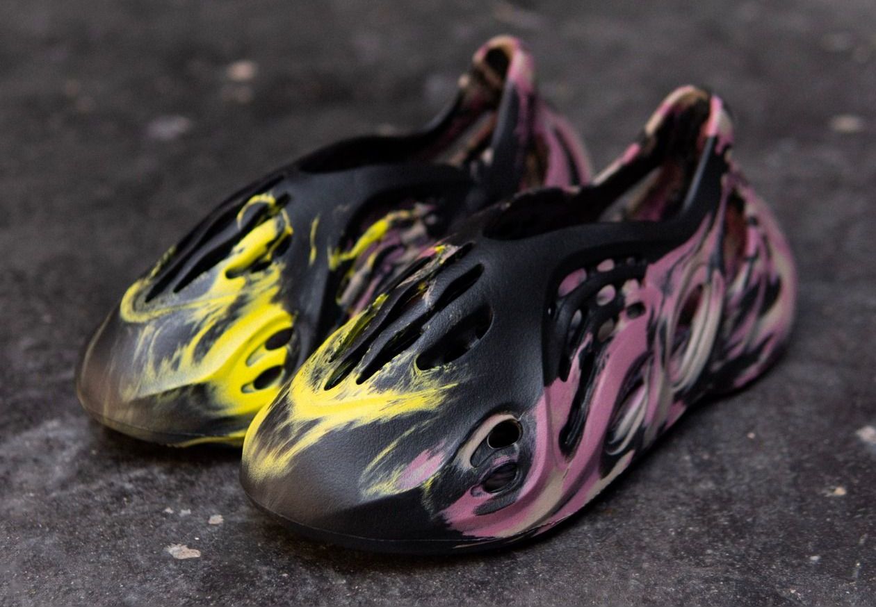 Adidas Yeezy Foam Runner &#x27;MX Carbon&#x27; Pair