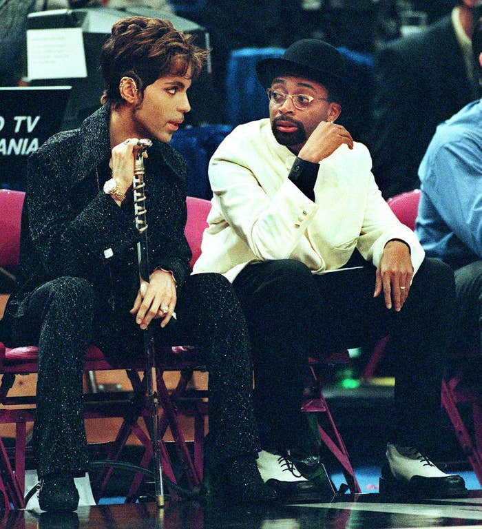 Spike Lee talks to Prince during 1998 NBA All-Star Game