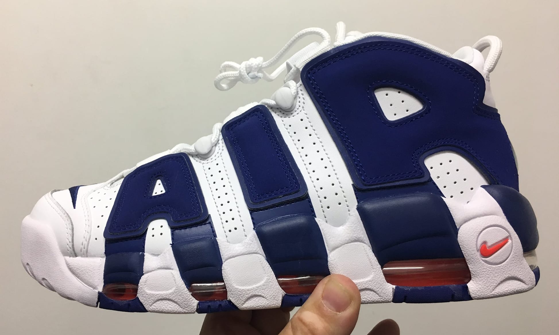 Nike more uptempo on sale knicks