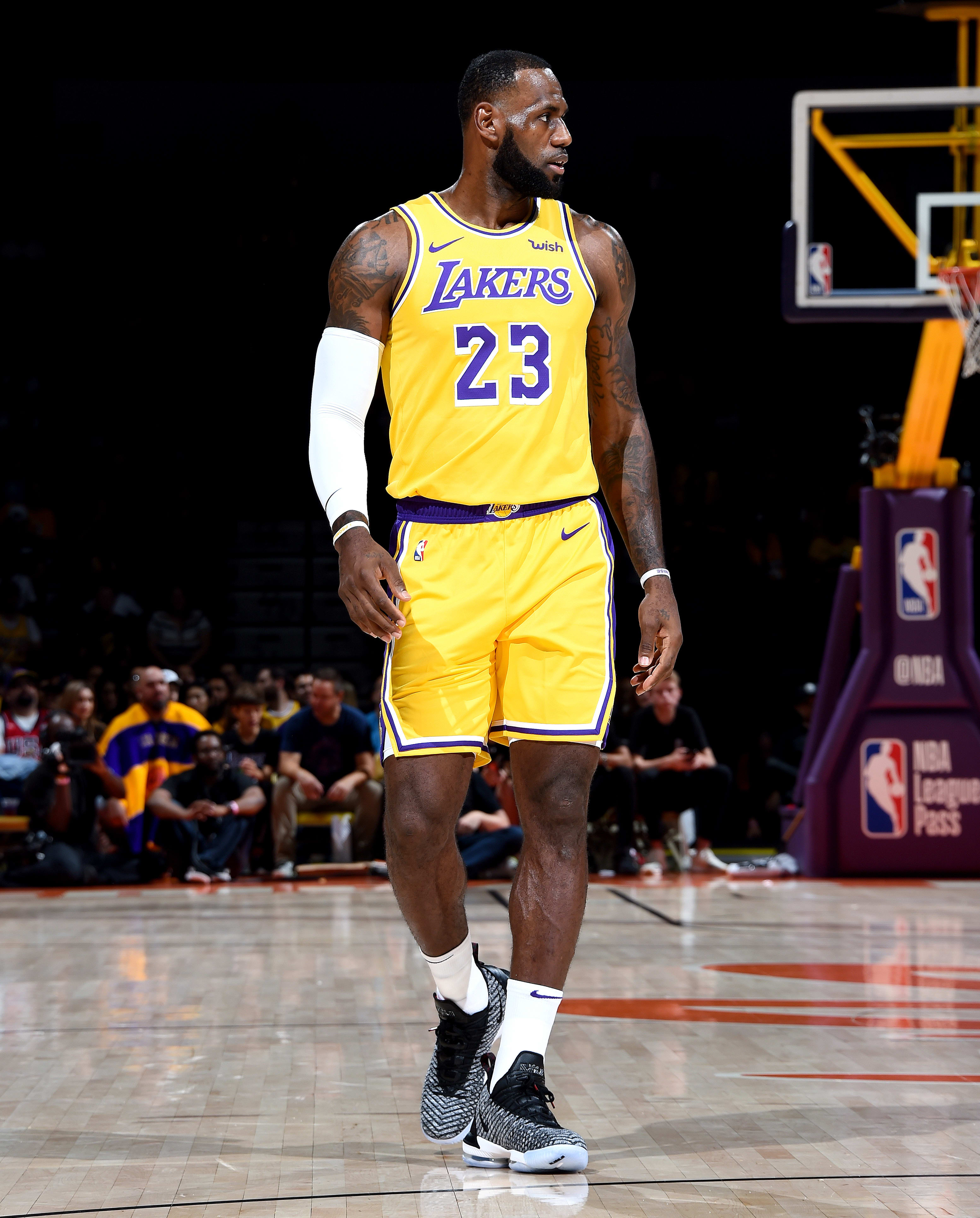 LeBron James Lakers Debut Nike LeBron 16 Oreo