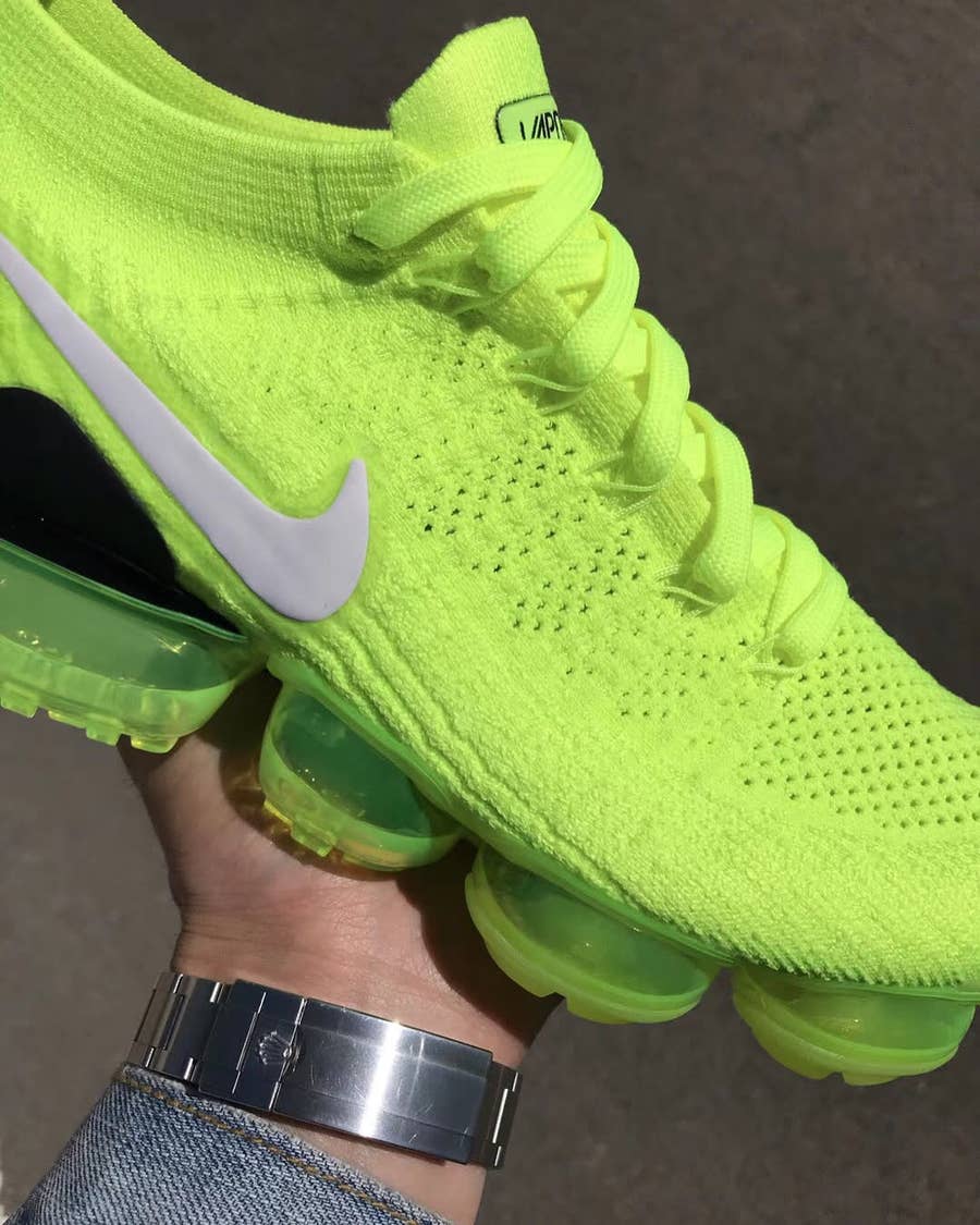 Nike air vapormax flyknit 2 volt men's shoe hot sale