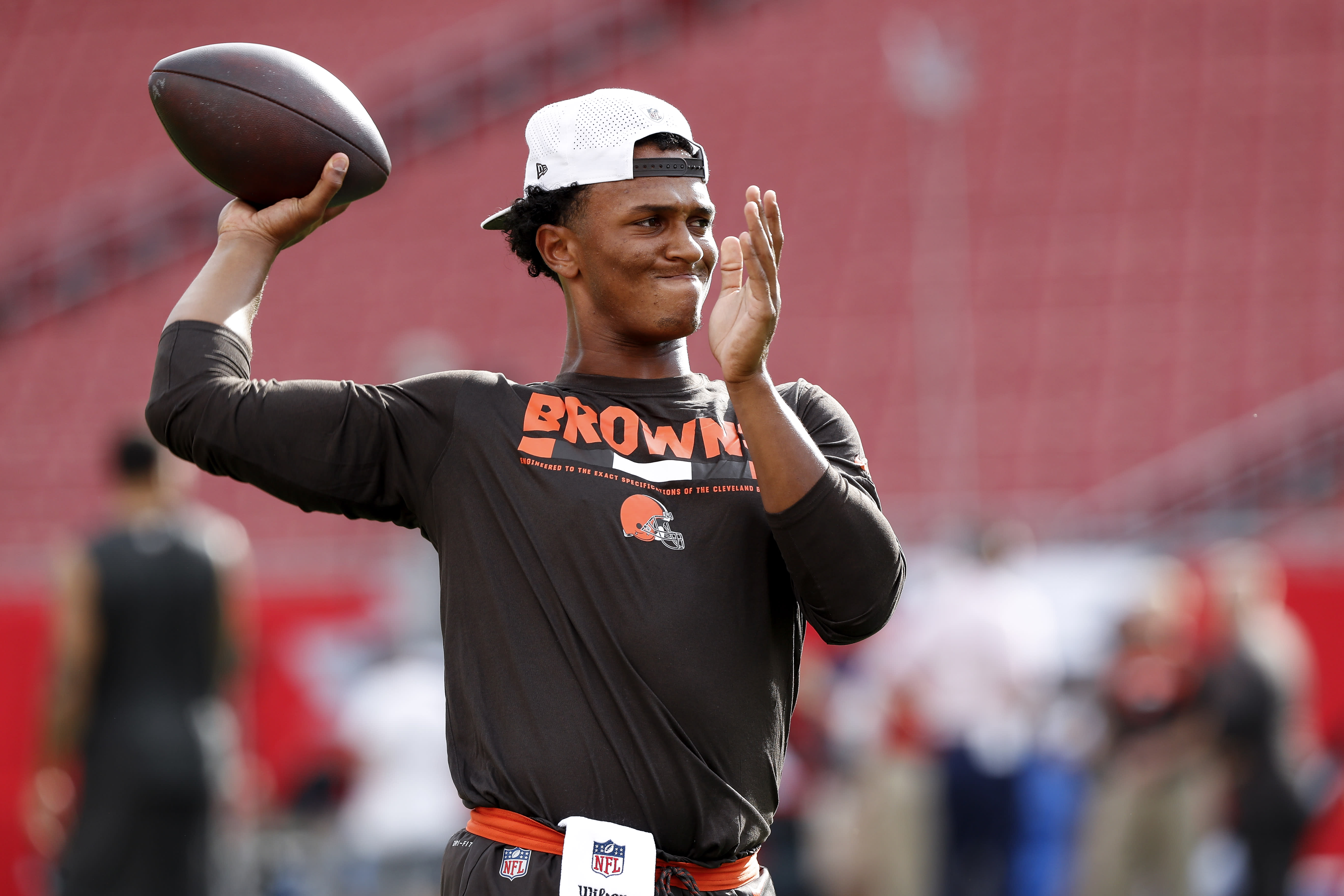 DeShone Kizer warms up for the Browns.