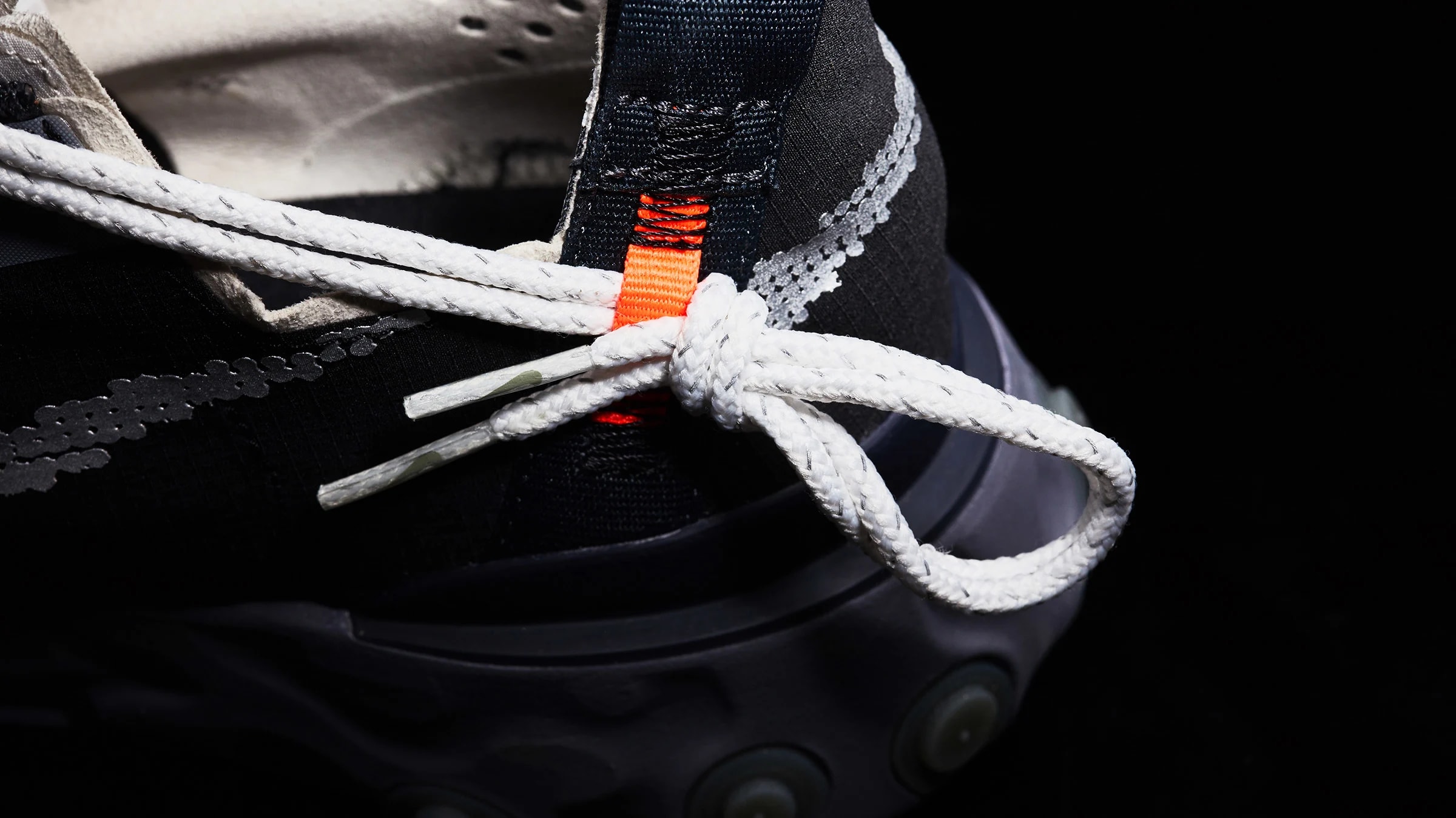 Как завязывать кроссовки найк. Nike React ISPA. Nike React шнуровка. Широкие шнурки. Найк с завязывающимися шнурками.