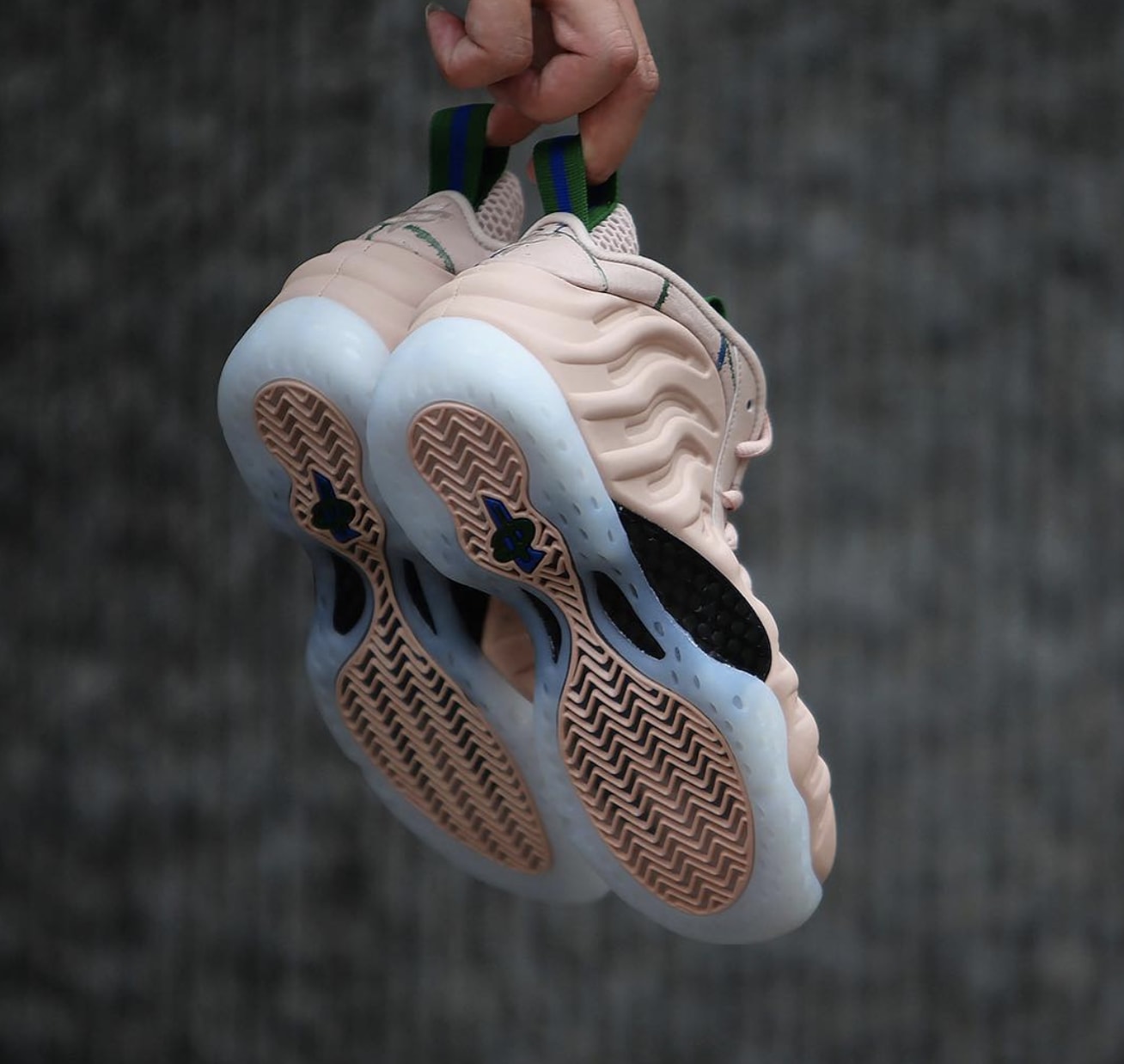 WMNS Nike Air Foamposite One &#x27;Particle Beige&#x27; AA3693-200 (Pair 2)