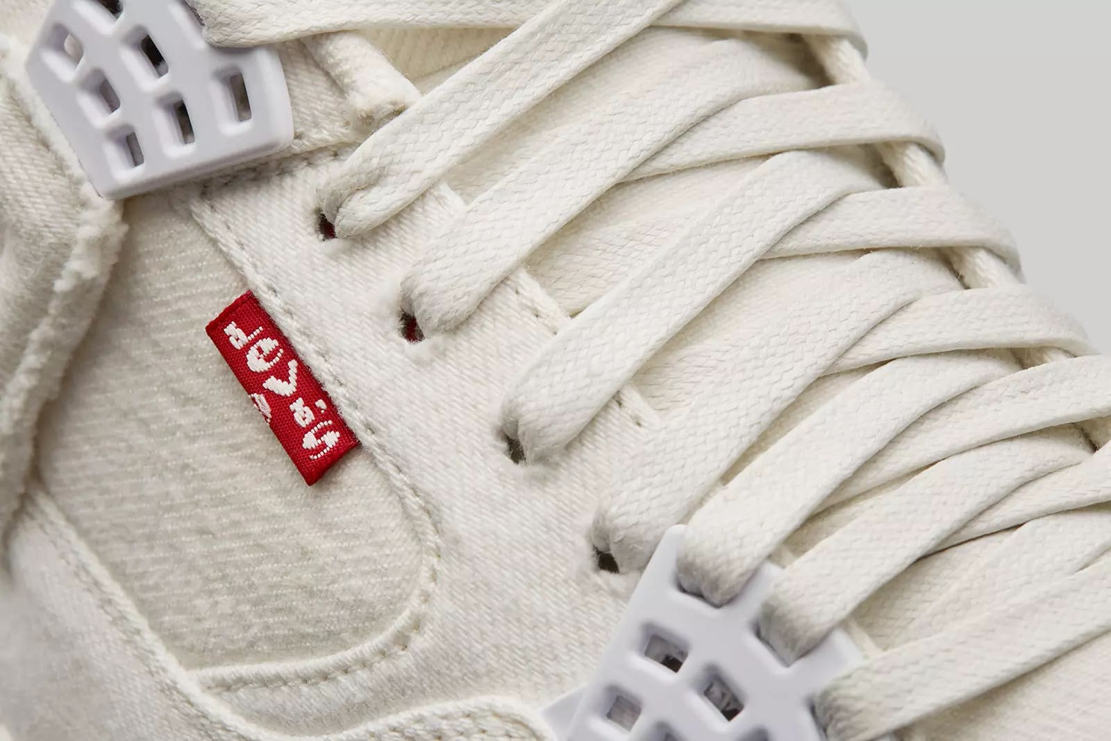 Levi&#x27;s x Air Jordan 4 &#x27;White&#x27; AO2571-100 (Detail)