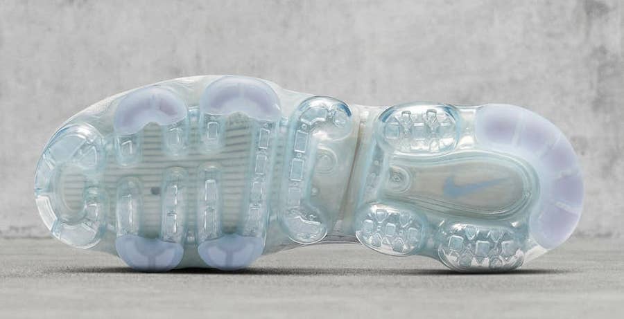White vapormax cheap blue sole
