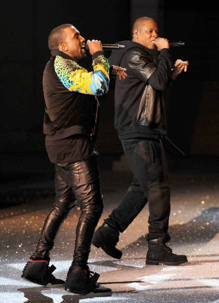 kaos træk uld over øjnene bånd SoleWatch: Kanye Performs in the Air Yeezy 2 | Complex