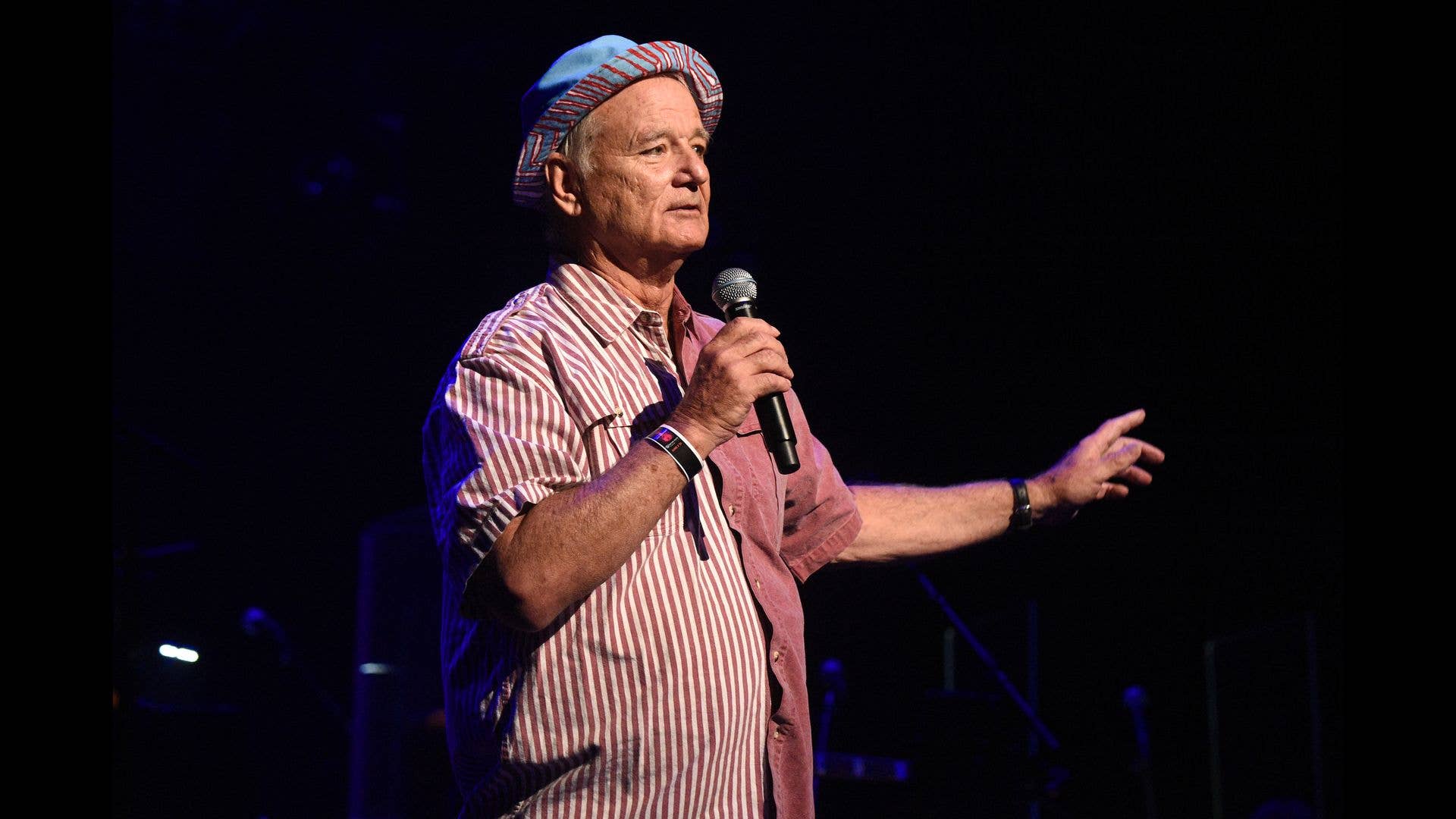 Cubs fan Bill Murray sings 'Take Me Out to the Ballgame' at Wrigley Field 