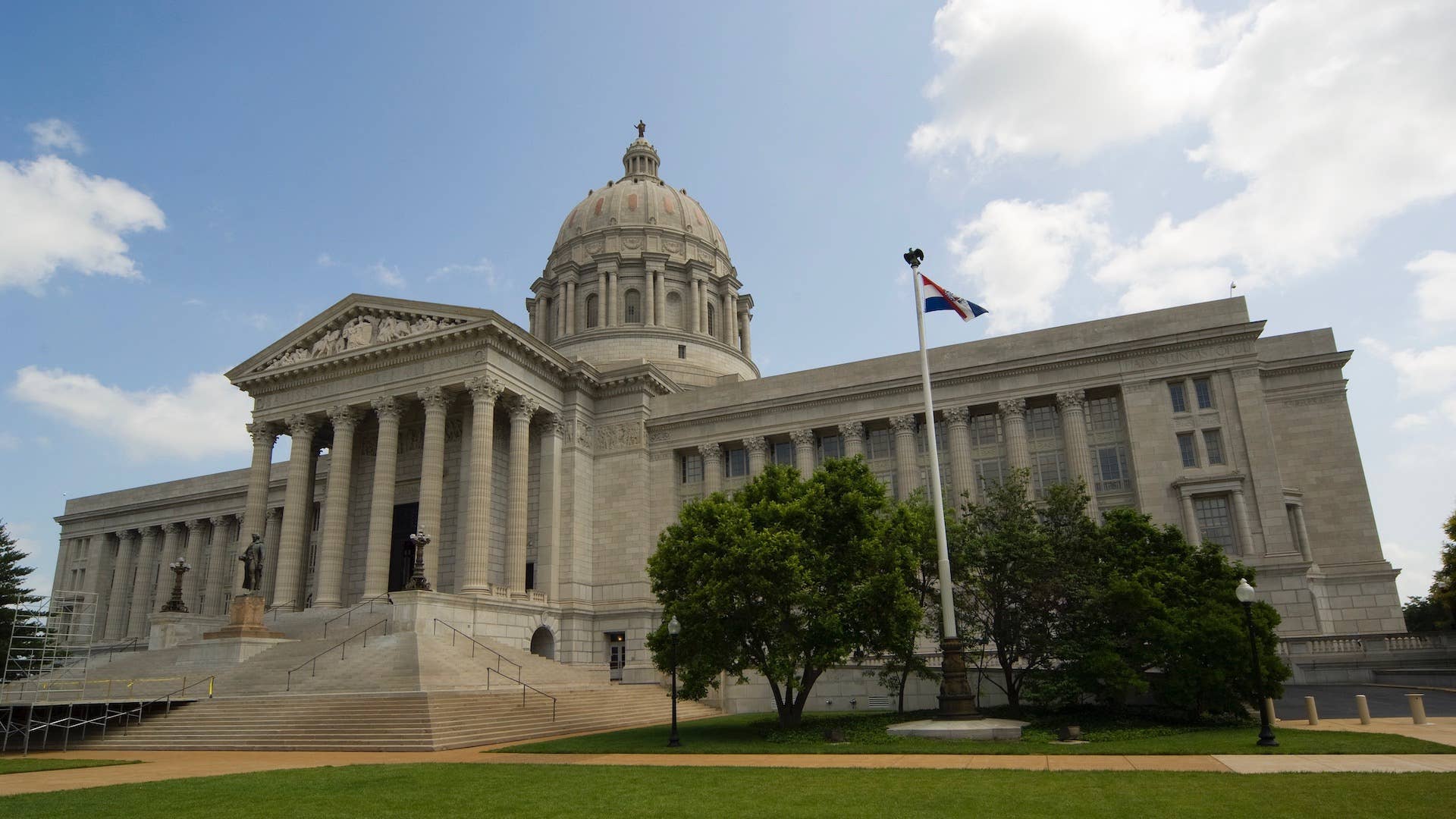 Missouri Legislature Adopts Stricter Dress Code on Women Lawmakers