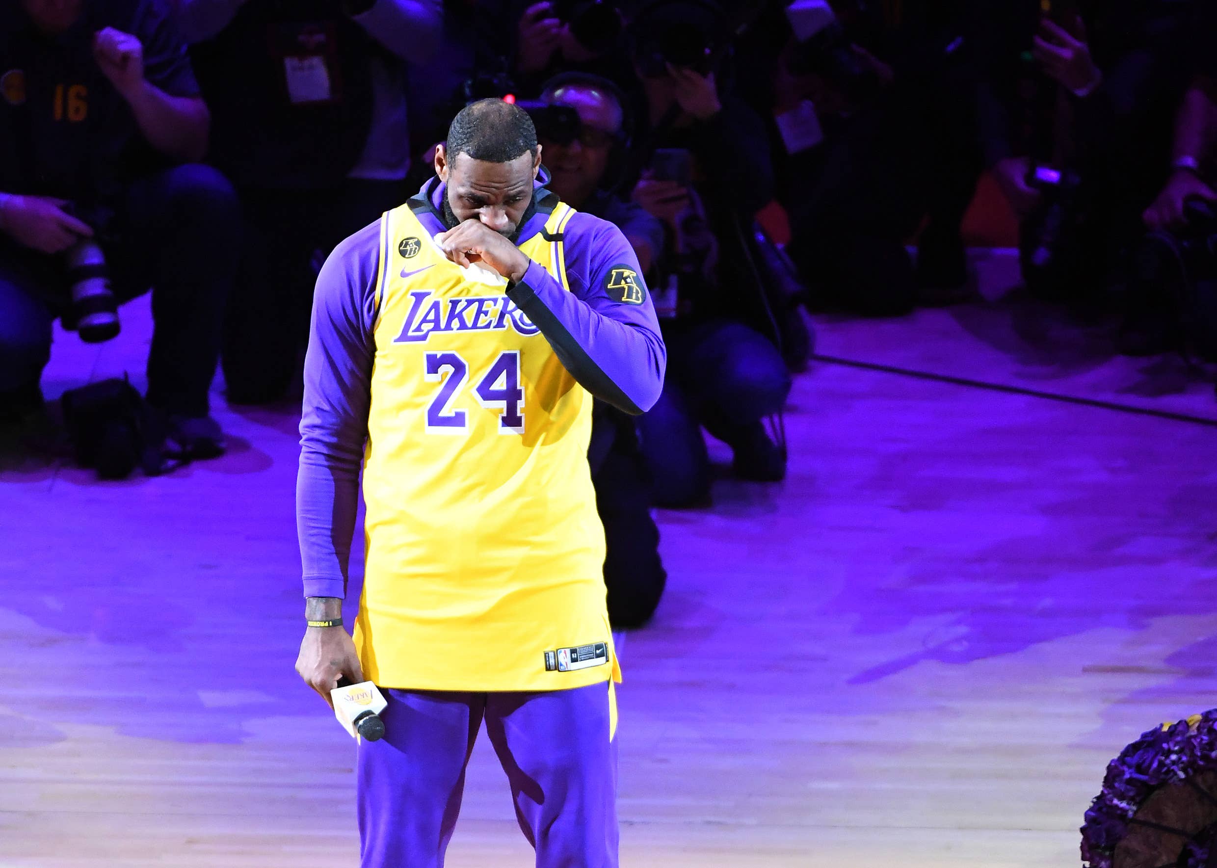 LeBron James Pays Tribute To Kobe With Black Mamba Lakers Jersey