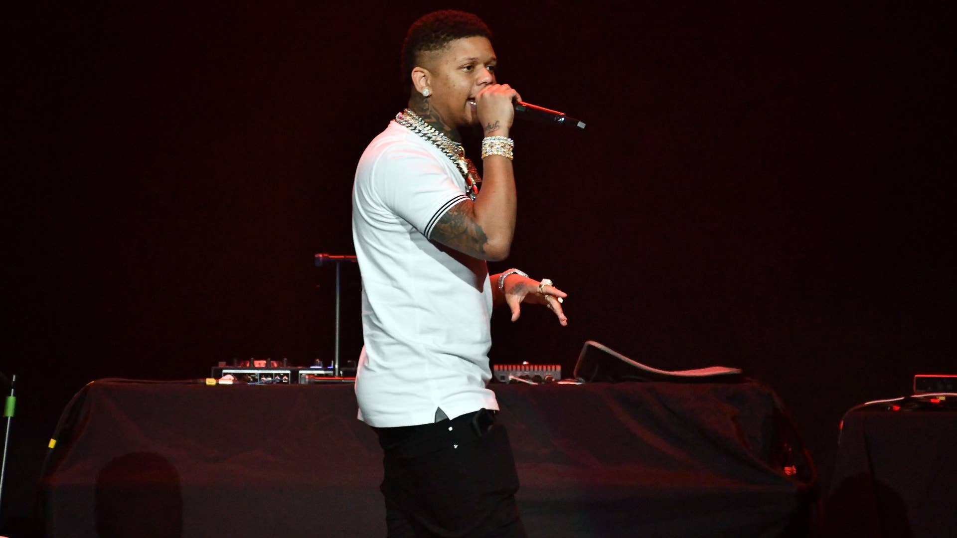 Yella Beezy performs for the crowd.
