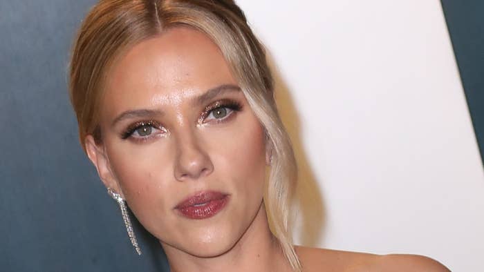 Scarlett Johansson attends the 2020 Vanity Fair Oscar Party.