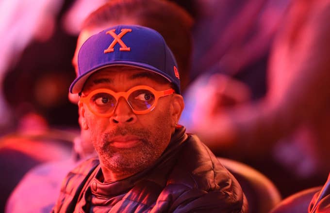 Spike Lee attends Knicks game.