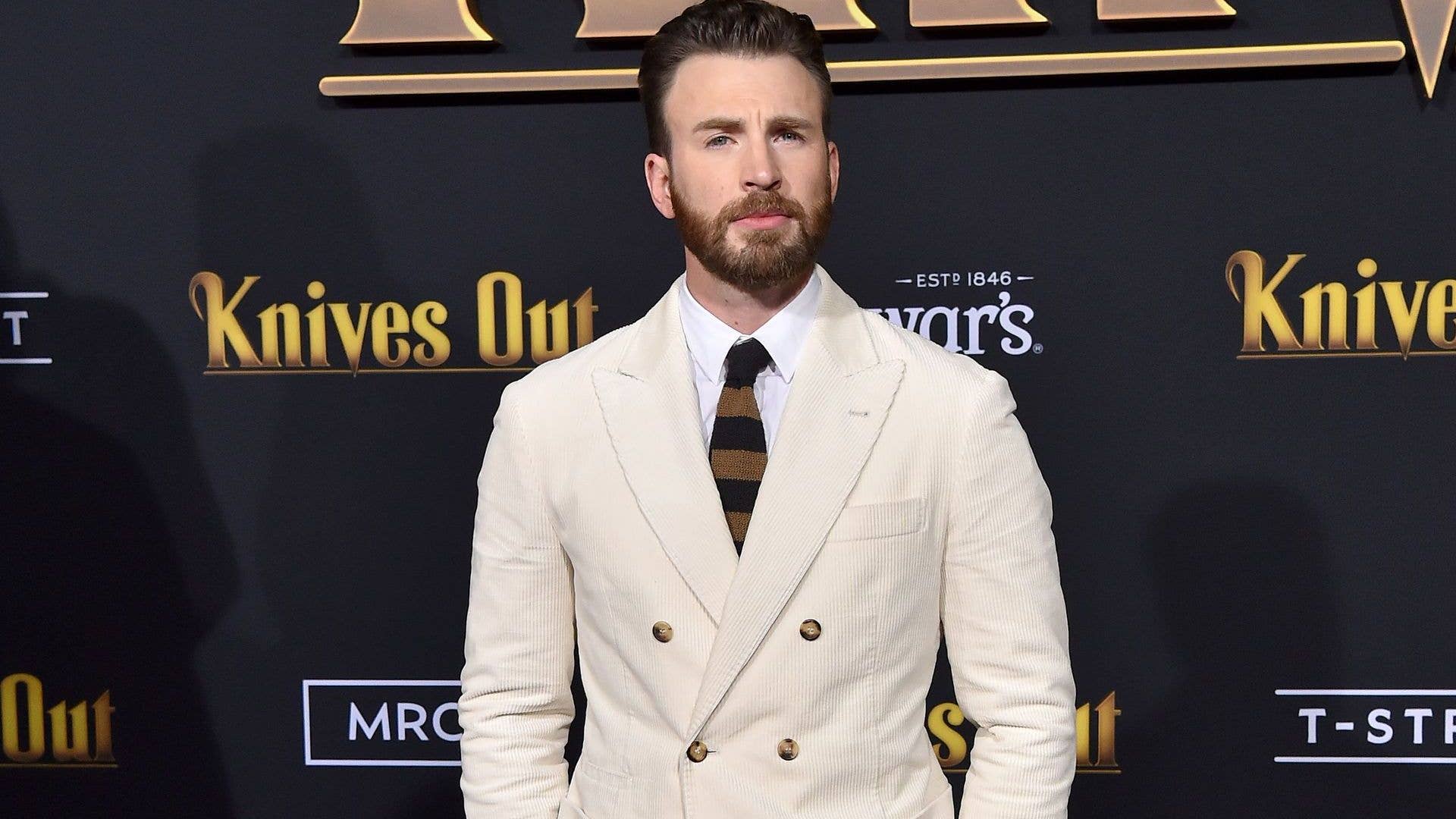 Chris Evans poses at the "Knives Out" premiere