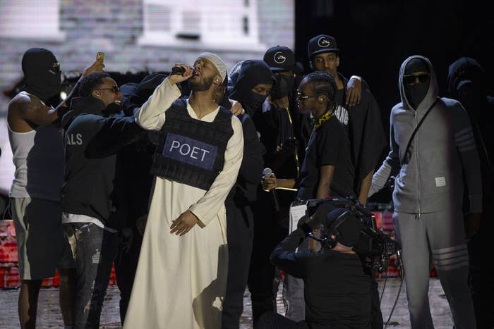 Mustafa performs "Stay Alive" at the Junos with friends from Regent Park