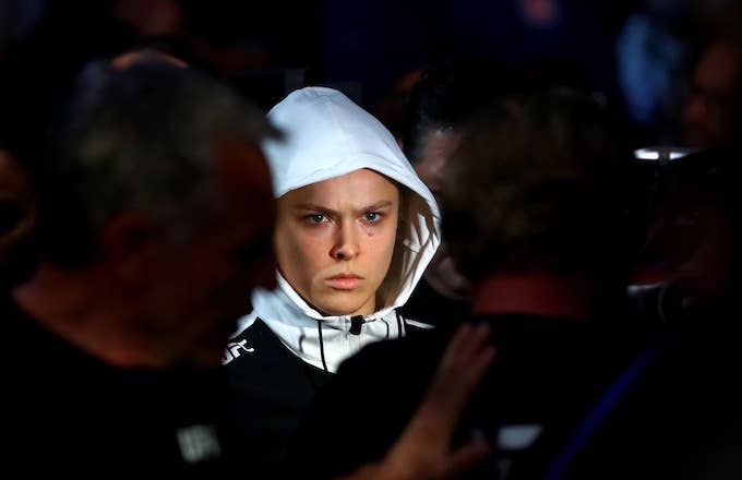 Ronda Rousey enters Octagon for UFC 207 fight.