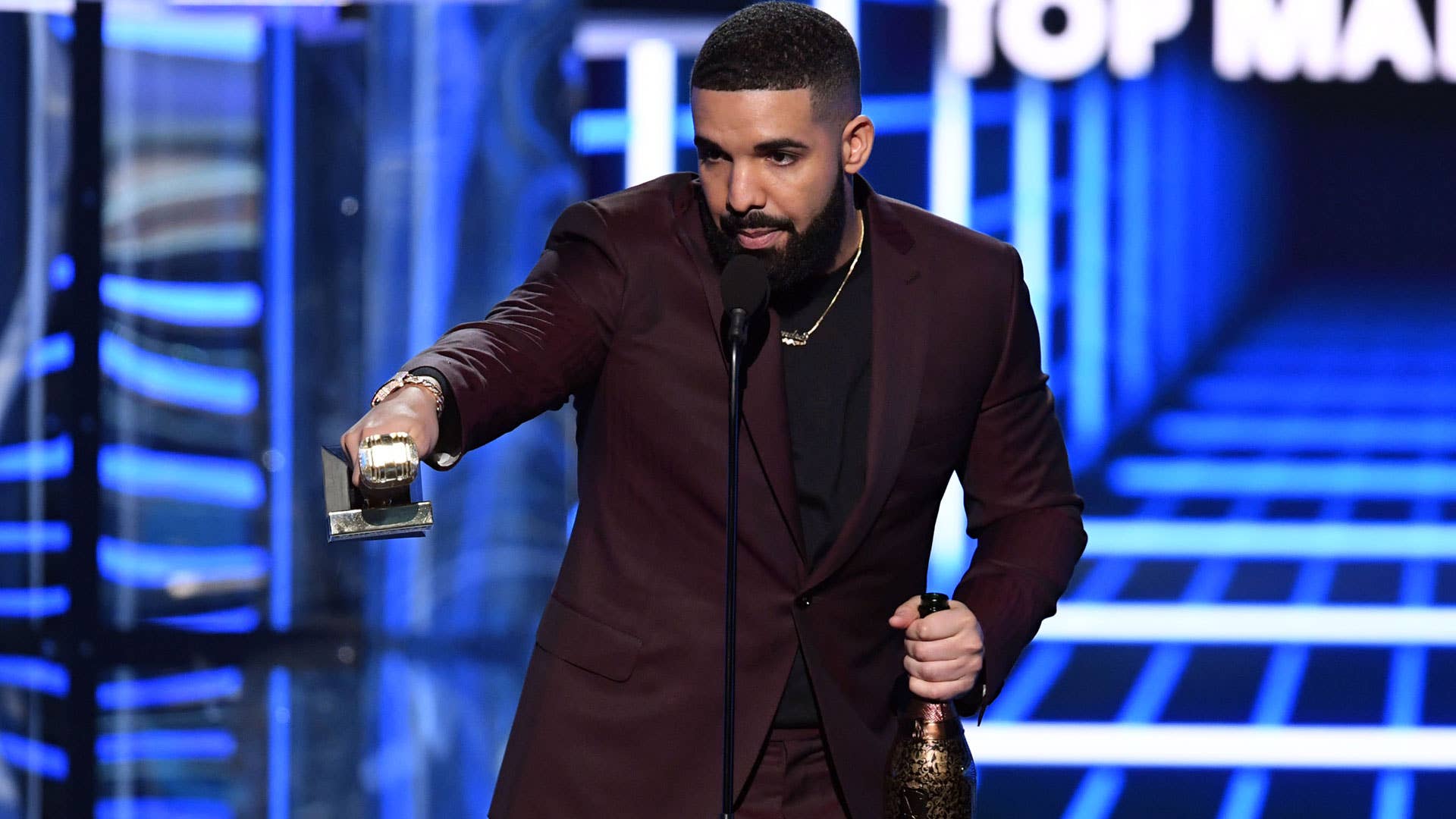 Drake accepts the Top Male Artist award during the 2019 Billboard Music Awards.