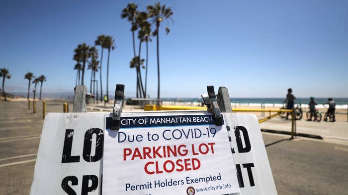 A sign announces that a beach parking lot is closed on Independence Day