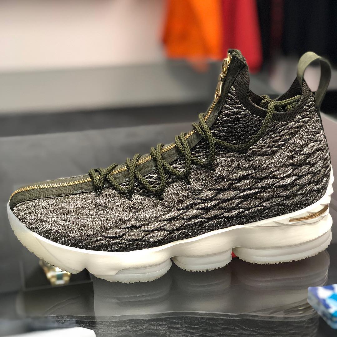 Lebron 15 cheap with zipper