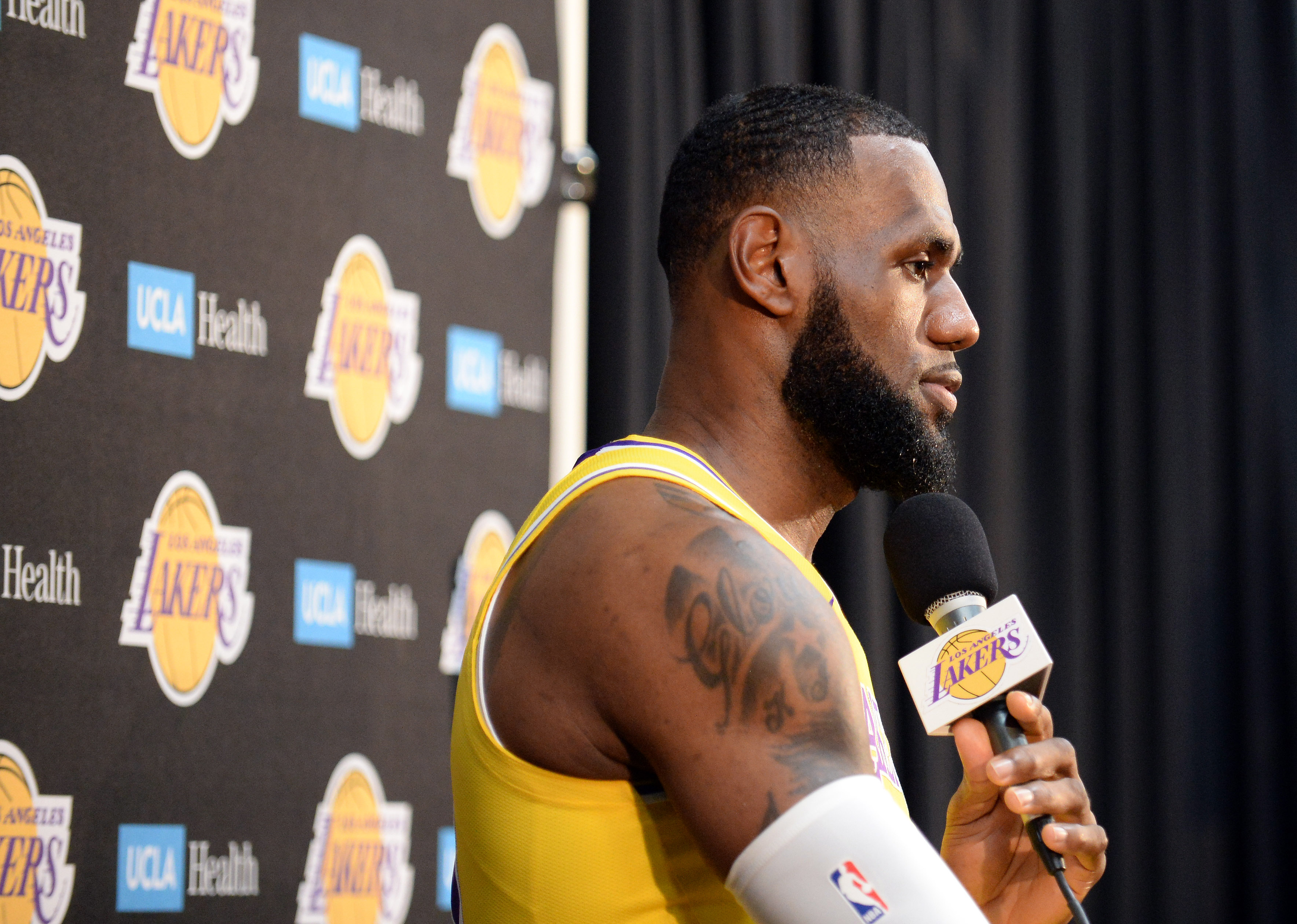 LeBron James takes it easy as Lakers manage veterans' workloads