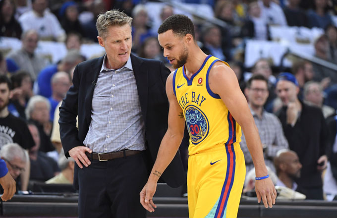 Stephen Curry talks to Steve Kerr.