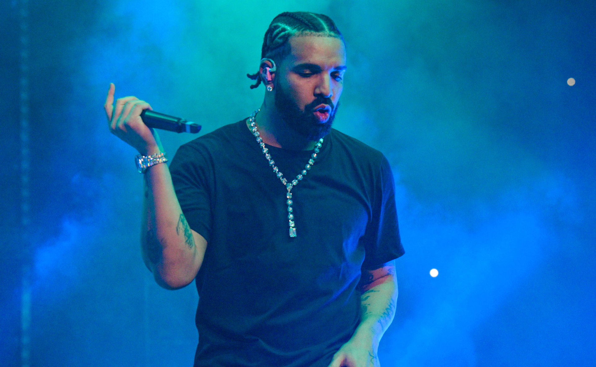 Drake Re-Creates Apollo Theater Performance at Super Bowl Party