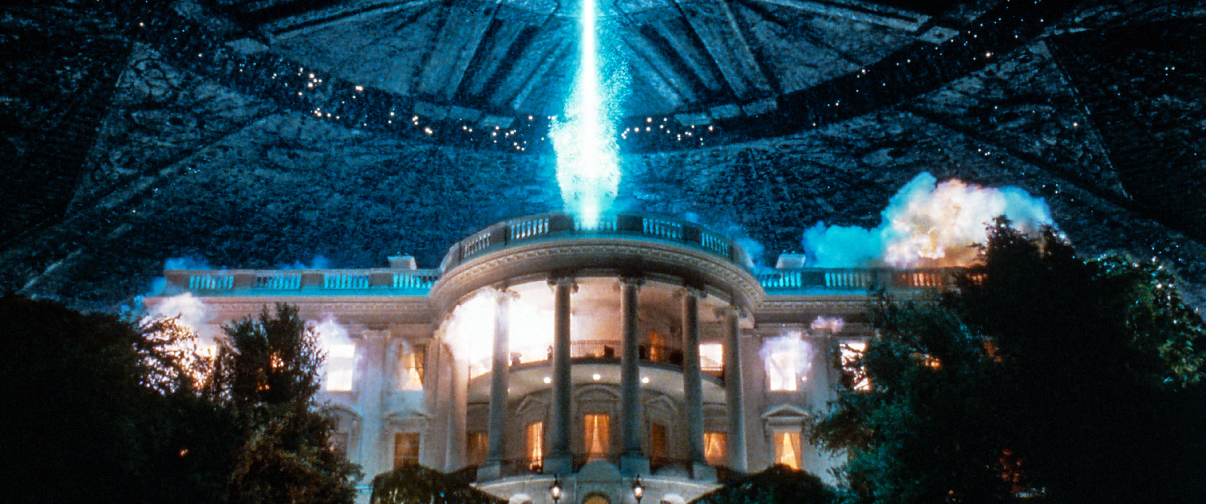 An alien spaceship hovers over the white house.