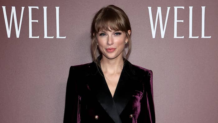 Taylor Swift poses for photos at &#x27;All Too Well&#x27; premiere.