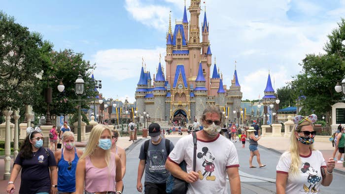 Los visitantes del Magic Kingdom en Walt Disney World en Lake Buena Vista, Florida.