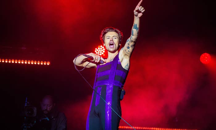 Harry Styles performs in England in 2022