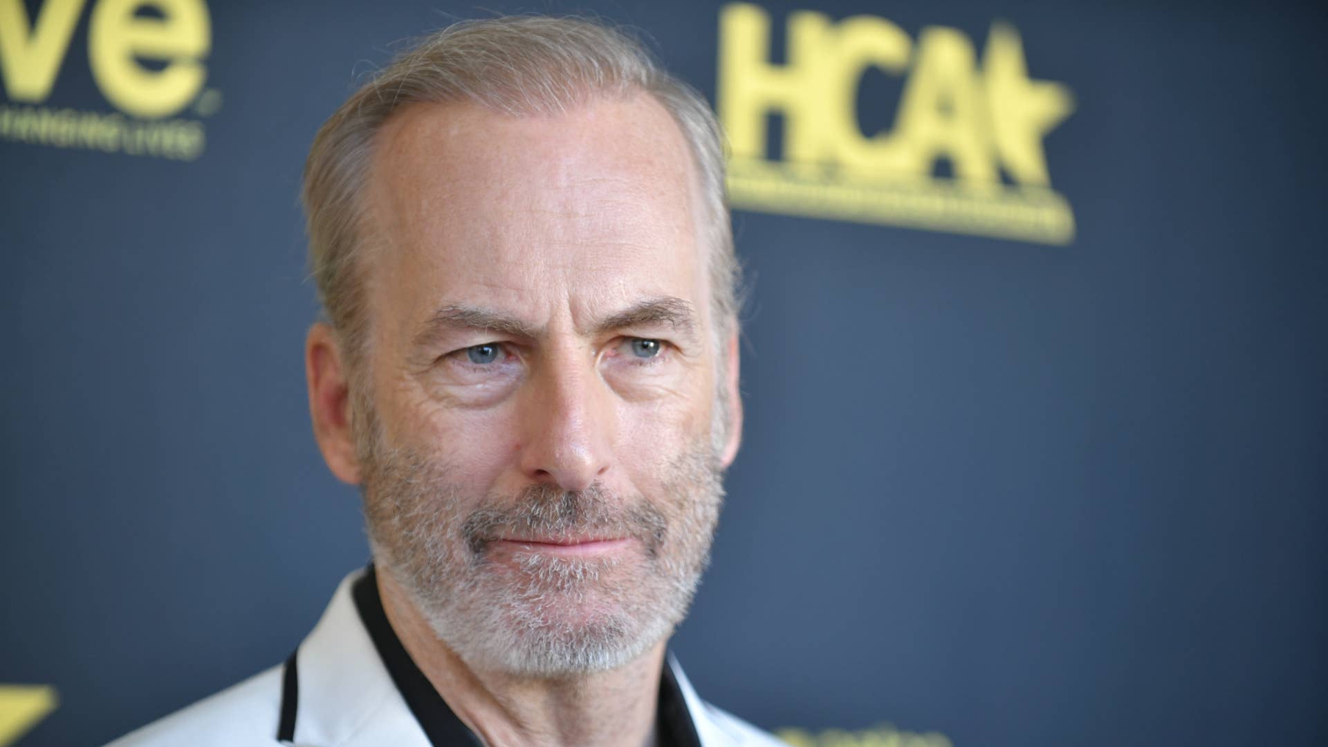 Bob Odenkirk is seen posing for cameras on a red carpet