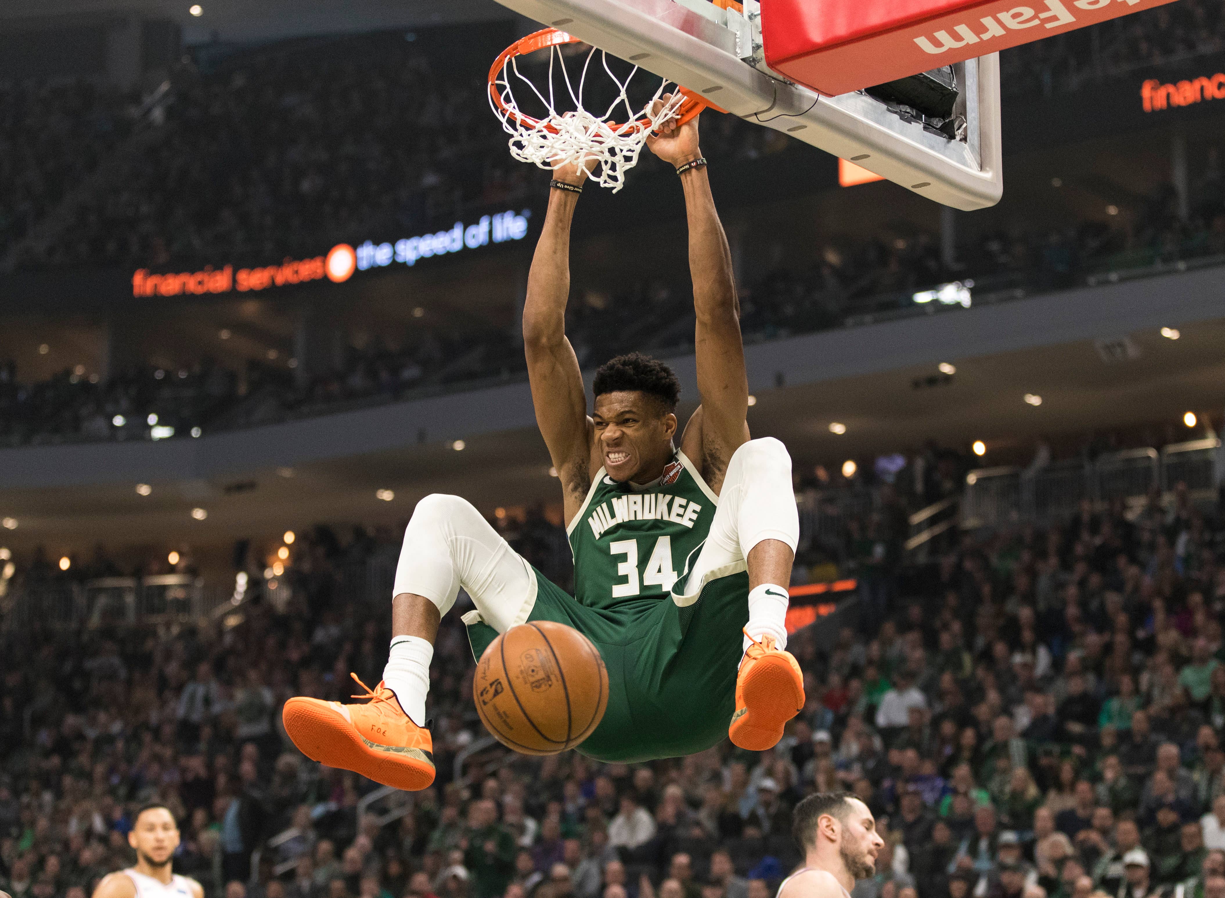 pictures of giannis antetokounmpo dunking