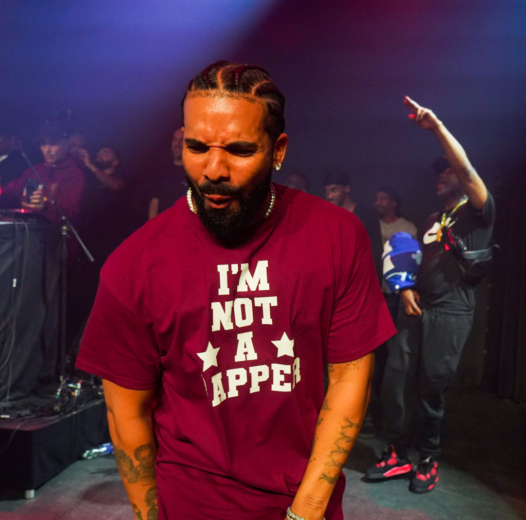 Drake wears I&#x27;m not a rapper shirt