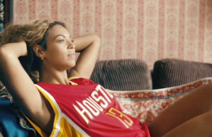Beyonce in Houston Rockets jersey