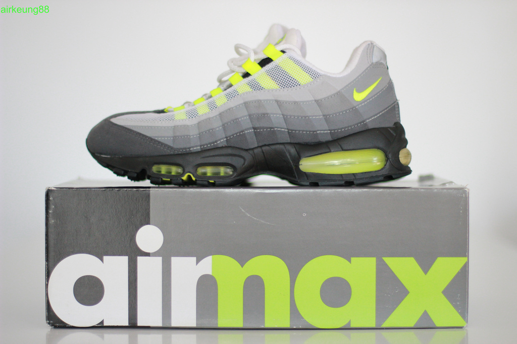 Air Max 95 neon box