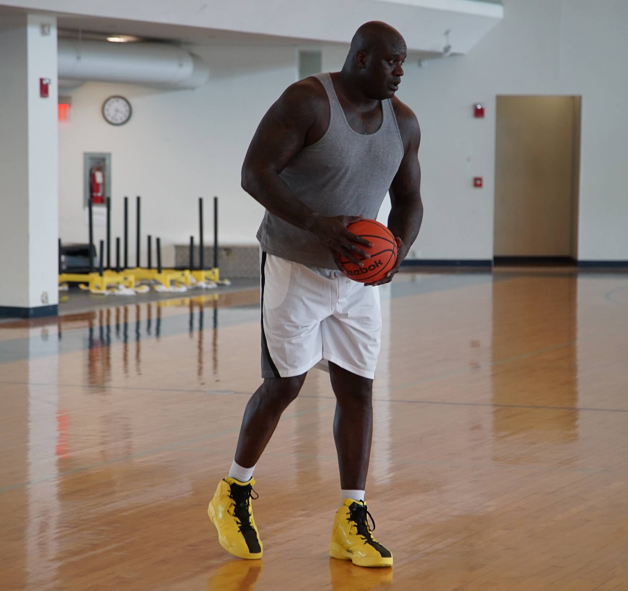 etc bluse Faldgruber Shaq Tested Out His New Sneakers at Reebok Headquarters | Complex