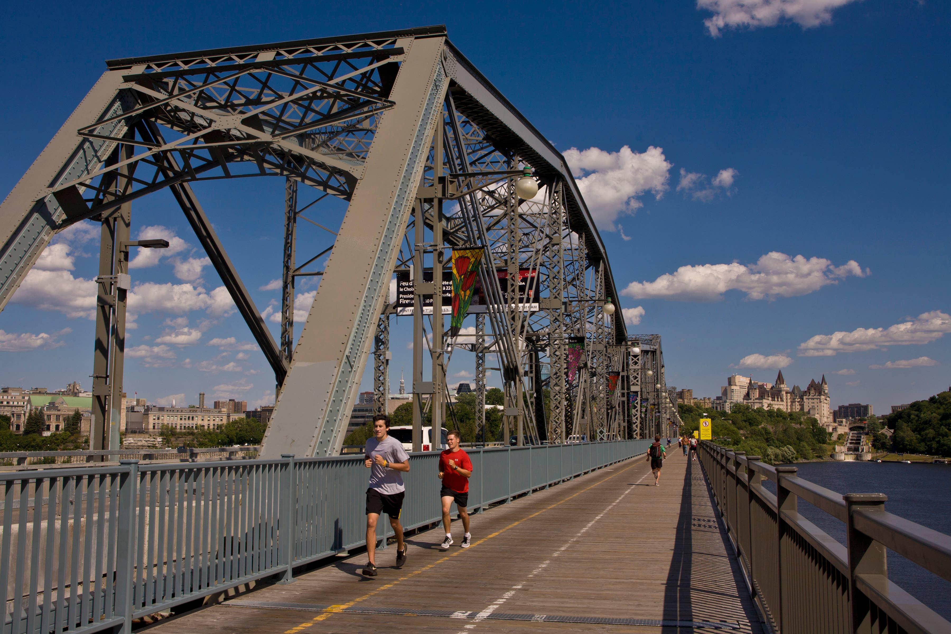 Crossing the bridge to gatineau