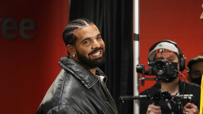 Drake and LeBron James #6 of the Los Angeles Lakers talk