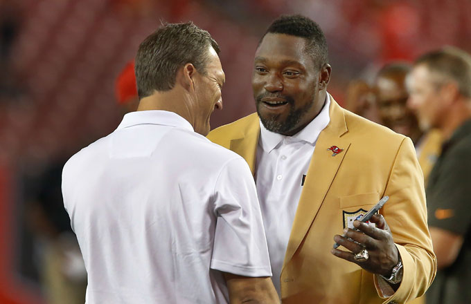 Hall of Fame NFL player Warren Sapp experiencing memory loss, will donate  brain 