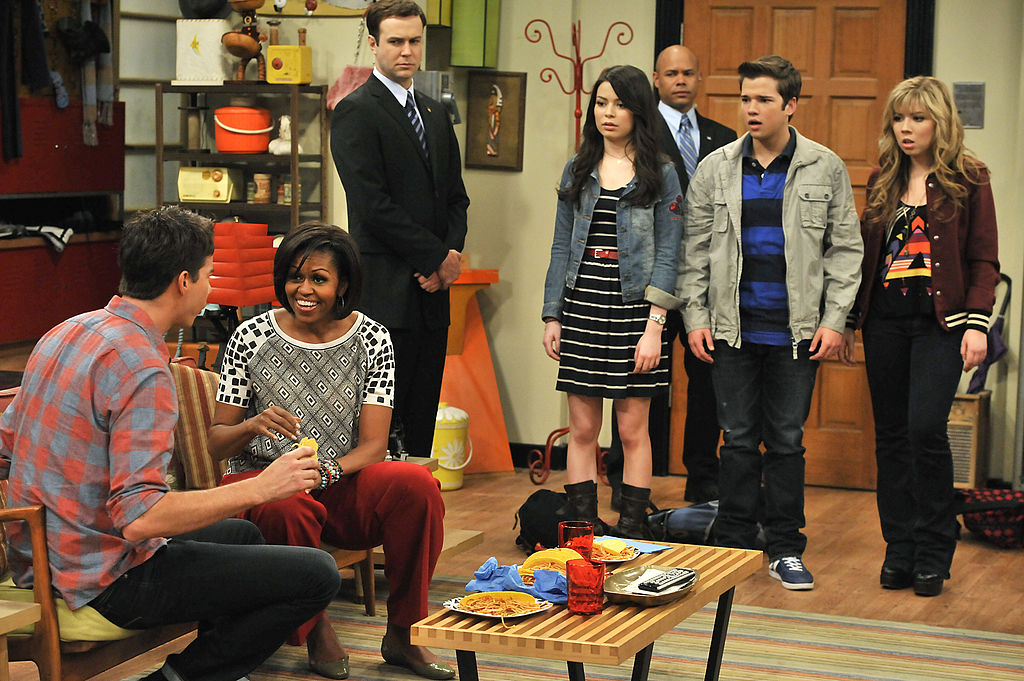 Cast of iCarly on set with Michelle Obama