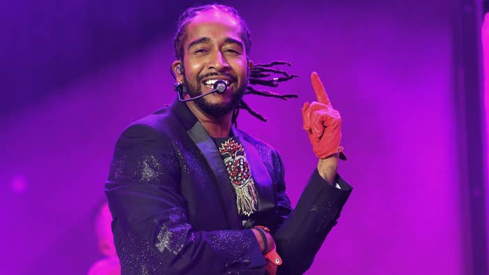 Omarion performs with gloves and a headset.