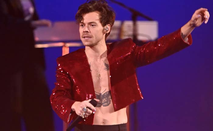 Harry Styles performs in England in 2022