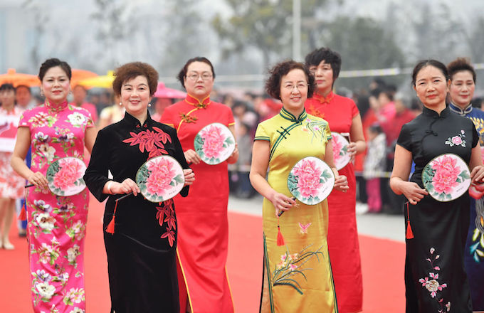 White Teen Wearing Traditional Chinese Dress To Prom Sparks Outrage ...