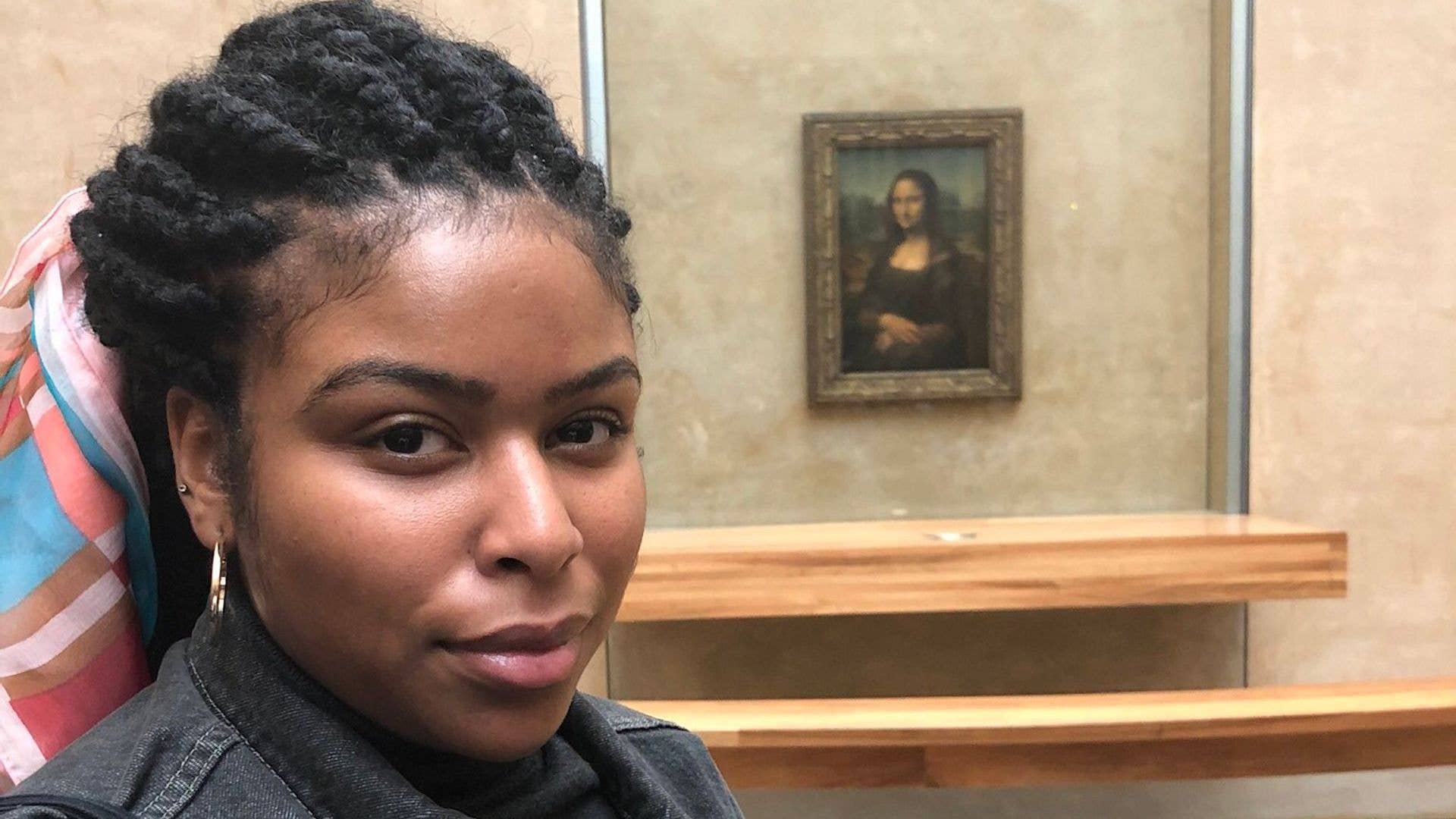 Darian Symoné Harvin stands in front of the 'Mona Lisa'