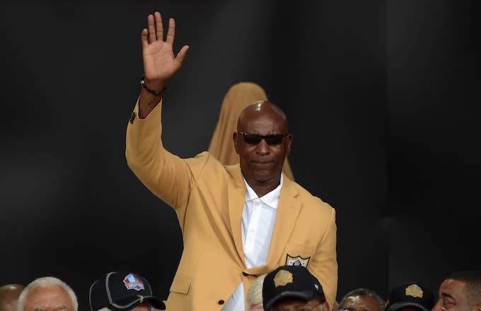 Eric Dickerson salutes NFL Hall of Fame crowd, or waves goodbye to the L.A. Rams fan base.