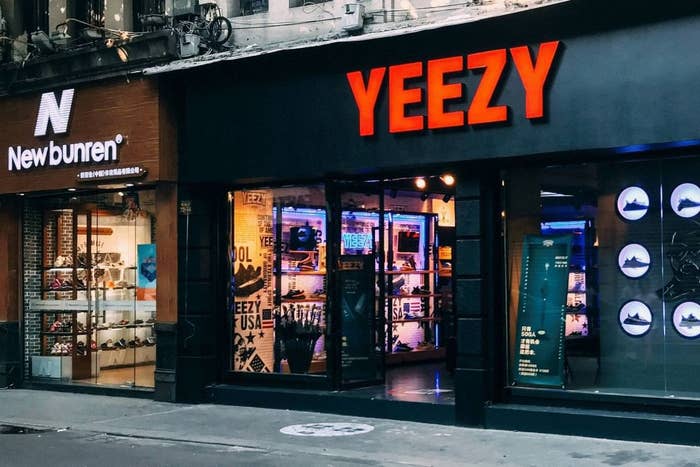 Fake Yeezy Store China (1)